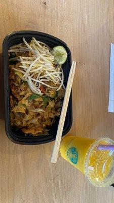 Pad Kee Mao + mango smoothie