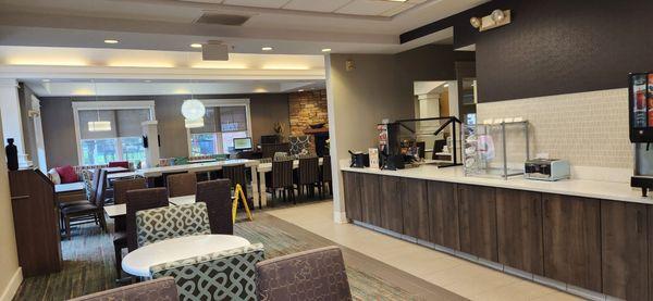 breakfast area off the lobby