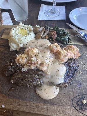 Special of Ribeye with lobster sauce, sausage ed spinach and mushrooms and mashed potatoes