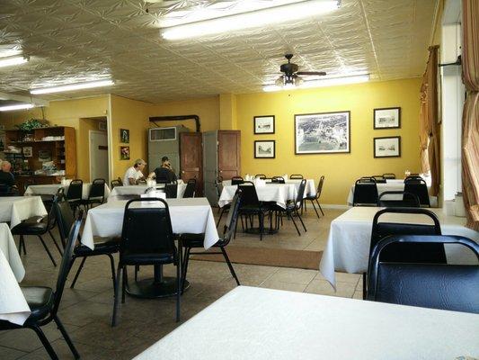 Warm local dining room out of sight  from I55,  but close. In the old section on the old road (US 51)