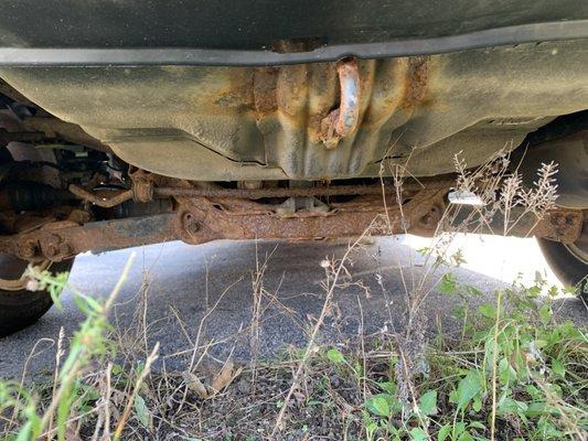 Badly rusted rear subframe, lower arms, and stabilizer bar.