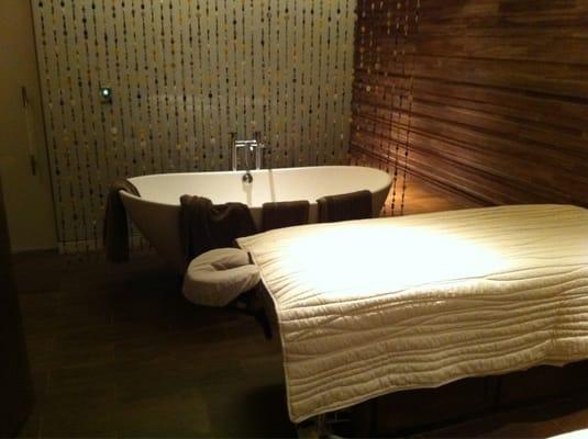 Treatment table and tub in Spa Suite