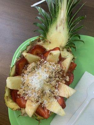 Dragon fruit bowl in pineapple!