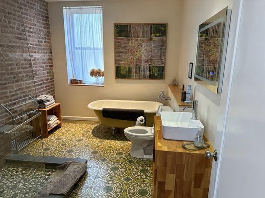 The beautiful bathroom and living room of Casa Hudson.