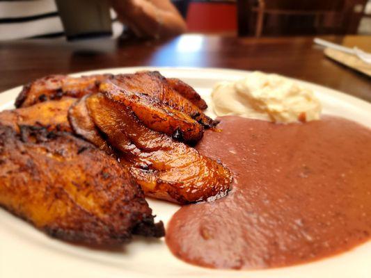 Plátanos con frijoles y crema.  (Plantains with beans and sour cream)