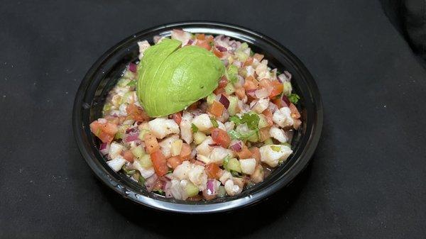 CEVICHE DE CAMARÓN CRUDO CURTIDO CON LIMON PICO DE GALLO Y PEPINO EN CUADROS ACOMPAÑADO CON TOSTADAS SALSA Y CHIPOTLEMAYO