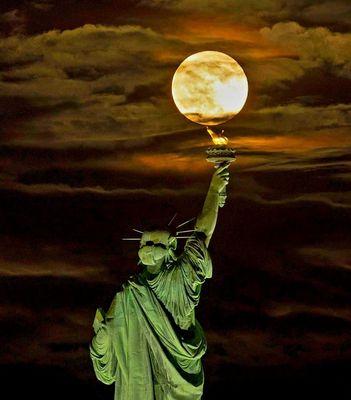 Full Sturgeon Moon last night over the statue of Liberty. Thank you, Gary Hershorn - 8/20/2024