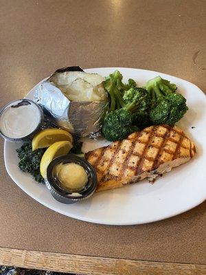 Grilled salmon with broccoli and a baked potato