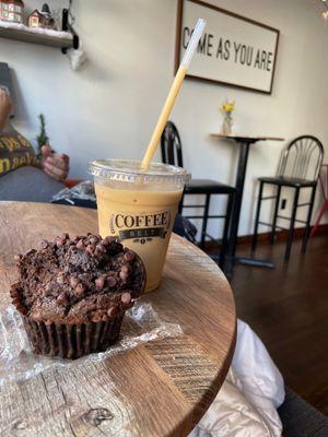 chocolate muffin and peach smoothie