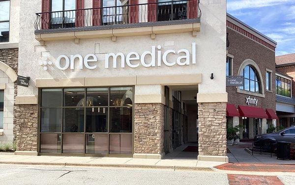 One Medical: Oak Brook Promenade exterior street level