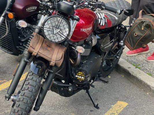 Zoom into the radiator...clean pristine condition. Garage kept with motorcycle cover