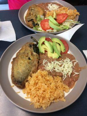 Chiles rellenos de picadillo y queso blanco