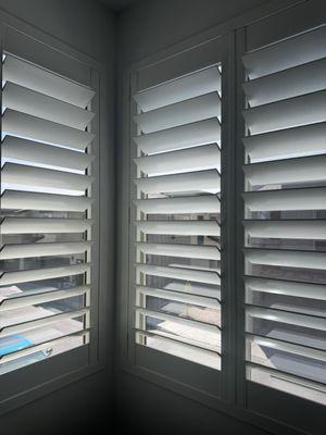 Corner window shutters