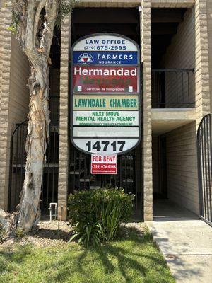 La entrada a nuestra oficina.
The entrance to our building.