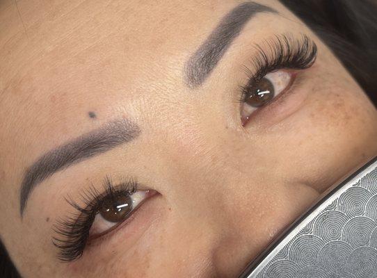 Hybrid Fullset 

2-3 hours, depending on the amount of natural lashes and individual has