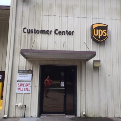 You know you've arrived chez UPS when you see this welcoming portico!