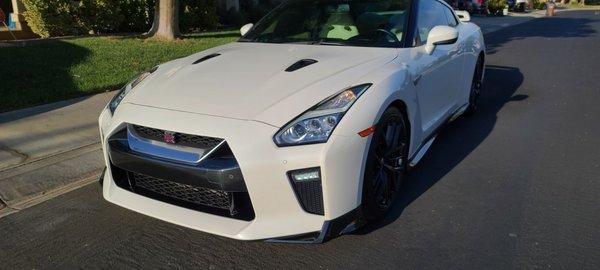 Front bumper & bottom trim pieces around car were wrapped in wet carbon fiber. Superb contrast in comparison to the factory stock color.