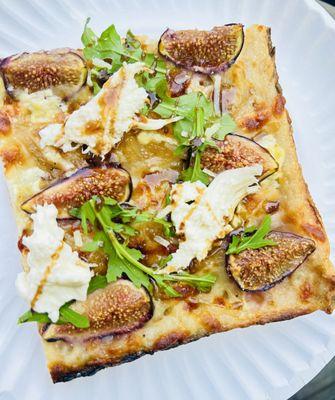 Fig, gorgonzola, caramelized onion and burrataz