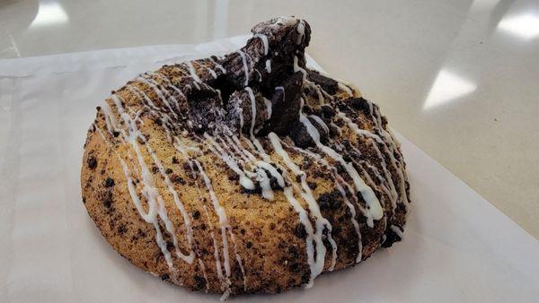 Cookies & Cream Cookie: Dense, elevating my cookie-eating game; So good!