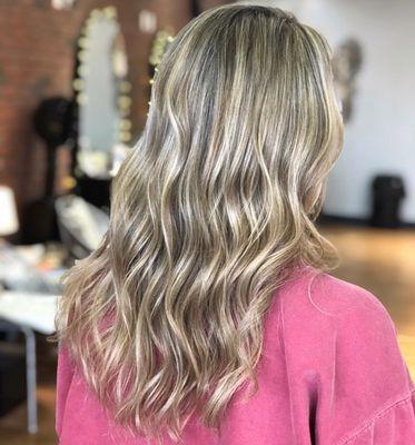 Dimensional blonde Stylist Autumn