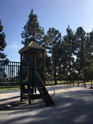 Nice park with plenty of shades and picnic tables