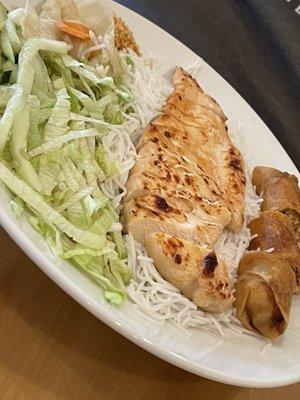 Vermicelli with chicken and egg roll