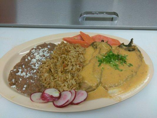 La salsa que acompanan estos Chile's rrellenos es unica muy sabrosa