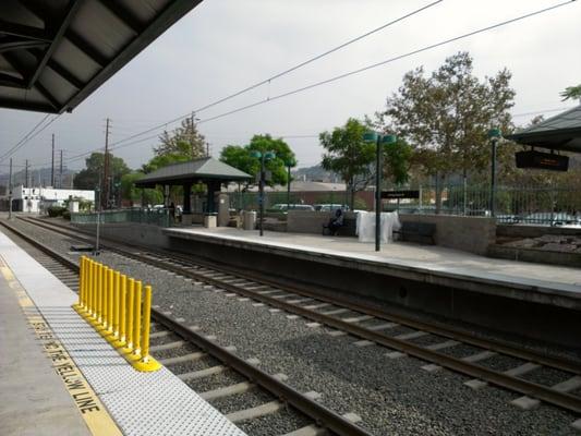 Eady parking. Lot right behind the platform.