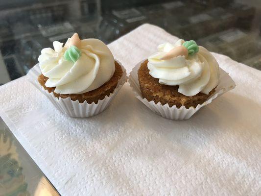 Mini carrot cake cupcakes