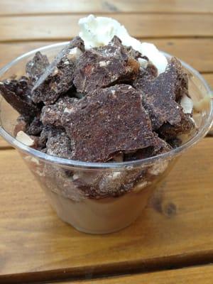 Crack in a cup: butterscotch pudding with whipped cream & choco toffee brittle