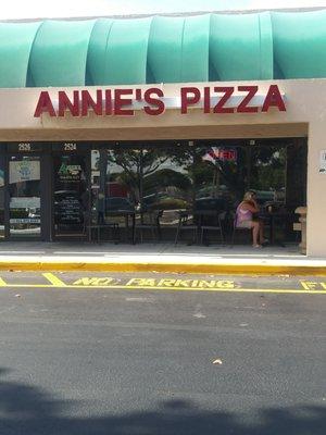 Annie's Pizza