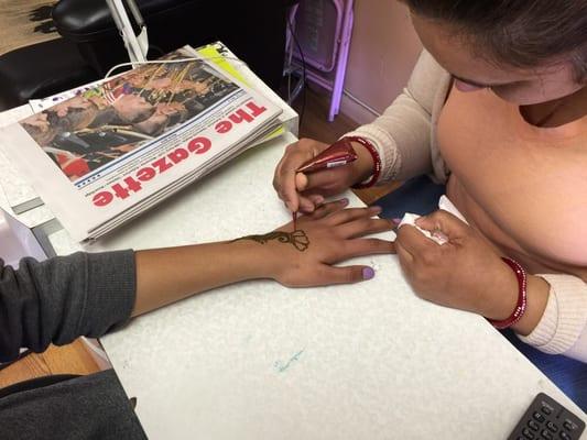 Navi getting henna tattoo