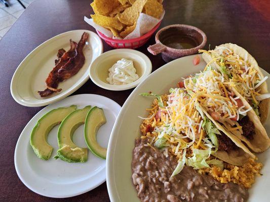 Crispy beef tacos w/ bacon & Avocado, chips & salsa (muy caliente!)