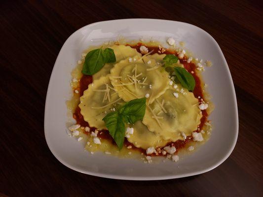 Spinach and 3 Cheese Ravioli - Served with a homemade marinara sauce and warm garlic bread. Topped with fresh basil, feta and a lemon aioli.