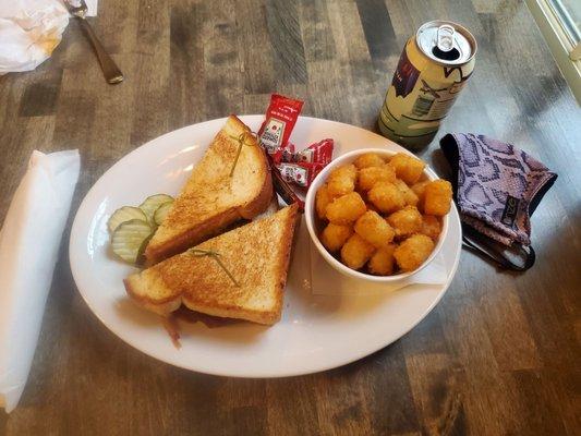 Meatloaf sandwich with tater tots