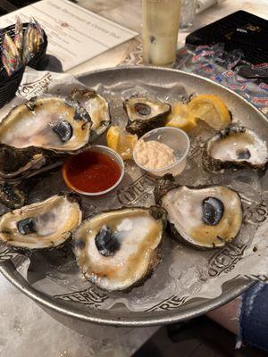 1/2 dozen raw oysters