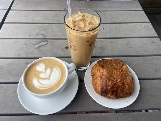 Vanilla latte, croissant