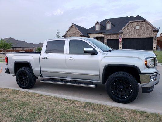 2018 Sierra SLT 5.3L 4wd 2.5 RC level kit with 275 65 20 Continental terraincontact tires! Helo 901 Wheels.