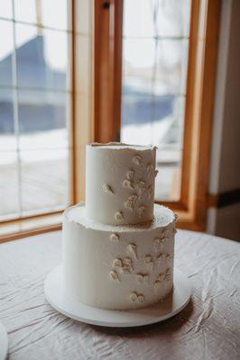 "Romantic windblown petals" micro-wedding cake (50 servings). Photo by Almida Meyer.