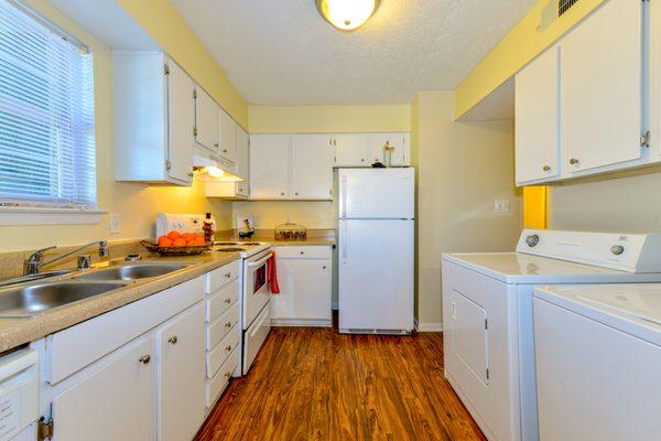 Maplewood Pointe Apartment Homes - Model Kitchen