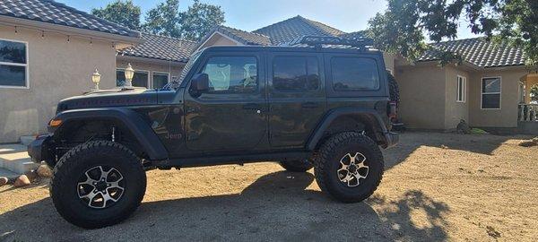 3.5 metalcloak game changer lift. 37in Mickey Thompson tires and Fox shocks.