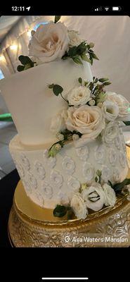 Wedding cake with fresh flowers