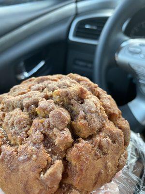 They have a drive through and delicious muffins. We tried the pumpkin muffin and caramel macchiato. Two thumbs up!