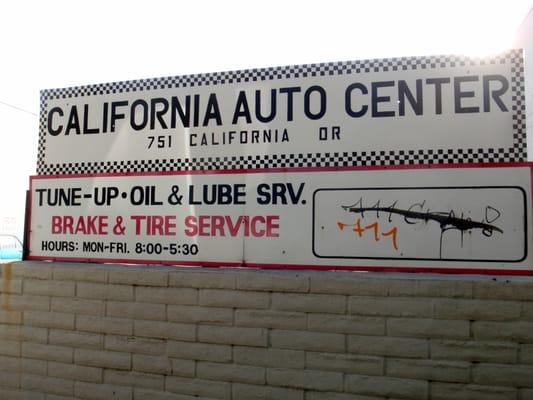 Sign visible from El Camino next to the entry to the parking lot