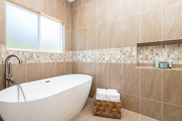 Master Suite soaking tub with window re-positioned