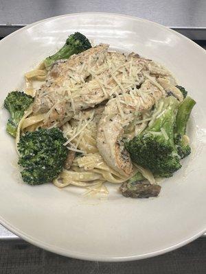 Pasta Alfredo con pollo y brócoli