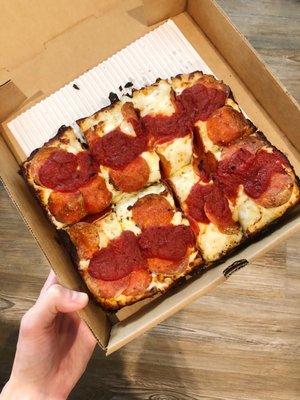 Deep dish pepperoni pizza (medium)