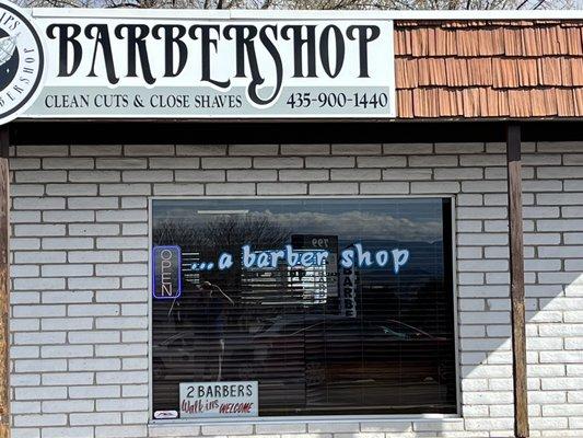 Front of R&R Barbershop.