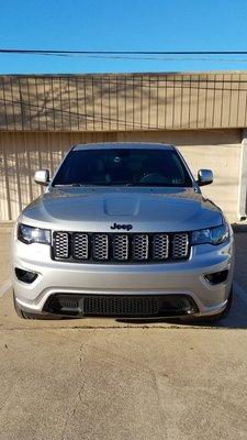 Jeep Grand Cherokee with full Llumar Ceramic film on the windows and Llumar paint protection film on the front.