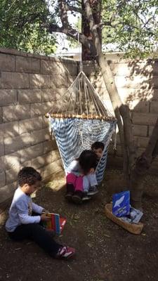 Children exploring natural experiencias